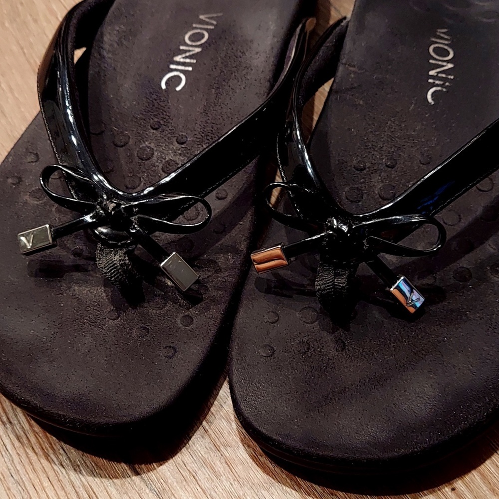 These size 8 VIONIC Black Bella Sandals